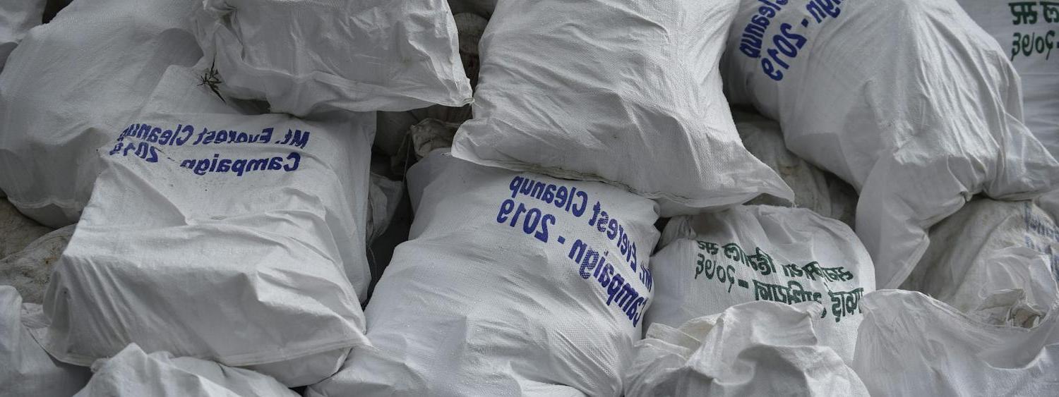 2019年清理工作中收集的垃圾，从珠穆朗玛峰清除了2.4万磅垃圾.